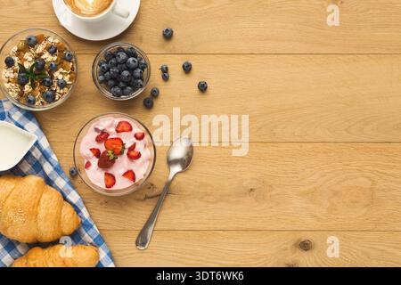 Collection d'articles de petit déjeuner sur une table en bois avec divers aliments et boissons affichés Banque D'Images