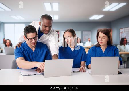 Étudiants en médecine étudiant avec un docteur sur un ordinateur portable de classe universitaire. Banque D'Images
