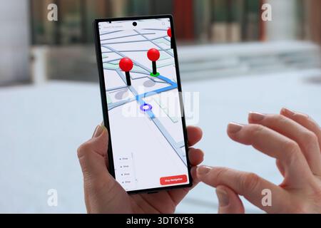 Femme naviguant avec GPS sur smartphone, carrière réussie dans la technologie. Banque D'Images