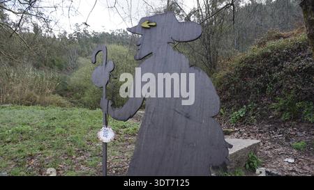 Figure en bois d'un pèlerin sur le côté du Camino de Santiago, pèlerins sur le Caminho Portugues, Portugal, Espagne Banque D'Images