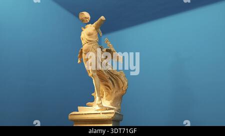 La Nike de Paionios, statue de la déesse de la victoire Nike en marbre parisien, fragment d'une ancienne statue de marbre féminine en pose dynamique contre Banque D'Images