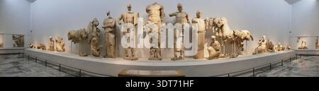 Fronton est du Temple de Zeus, préparatifs pour la course de chars entre Pelops et Oinomaos, vue panoramique d'une exposition de sculptu anciens Banque D'Images
