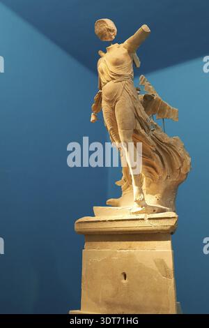 La Nike de Paionios, statue de la déesse de la victoire Nike en marbre parisien, fragment d'une ancienne statue de marbre féminine en pose dynamique contre Banque D'Images