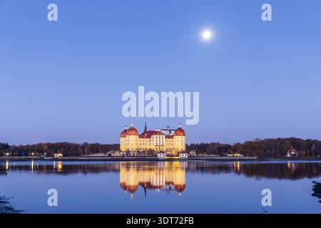 Moritzburg pavillon de chasse avec pleine lune tôt le matin, district de Meissen, Saxe, Allemagne Banque D'Images