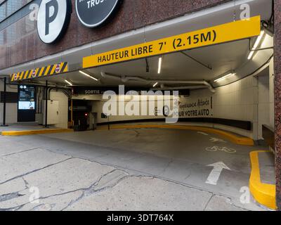 Entrée à un garage souterrain au centre-ville de Montréal. Banque D'Images