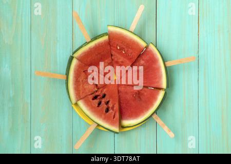 Watermelon slice les sucettes glacées sur une plaque, vue du dessus Banque D'Images