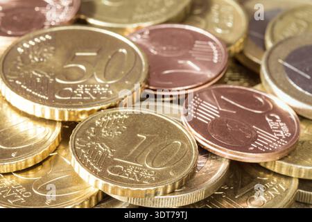 Gros plan de pièces en euros. Concept financier Banque D'Images