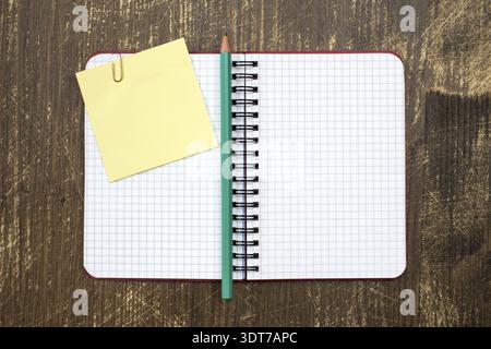 Ouvrir avec bloc-notes Post-it et un crayon sur fond de bois Banque D'Images