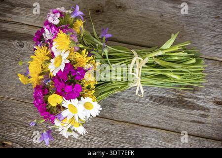 Bouquet de fleurs colorées sur l'ancien plancher en bois Banque D'Images