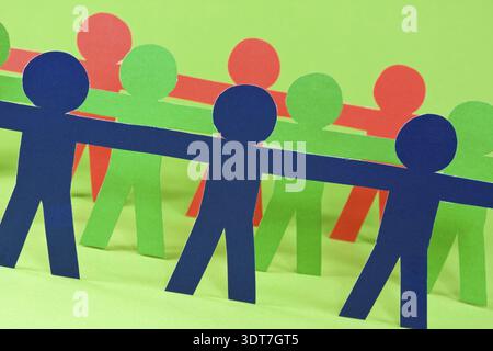 Les employés papier font du travail d'équipe dans leur entreprise Banque D'Images