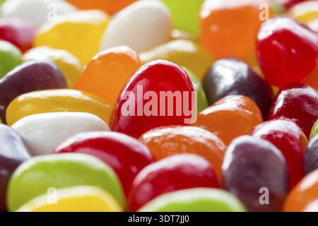 Assortiment de bonbons et gelées colorés. Mise au point sélective Banque D'Images
