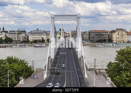 BUDAPEST - 22 JUILLET : le pont Elisabeth (en hongrois : Erzsebet HID) est le troisième pont le plus récent de Budapest, en Hongrie, reliant Buda et Pest à travers le Ri Banque D'Images