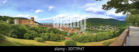 Vue panoramique de Heidelberg avec château et Neckar entouré de collines verdoyantes sous ciel bleu, Heidelberg, Bade-Wuerttemberg, Allemagne Banque D'Images