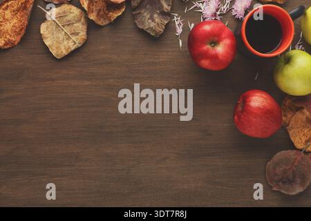 Collection de fruits et de feuilles d'automne disposés sur une surface en bois Banque D'Images