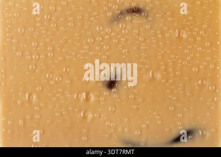 Photo macro de condensation sur un latte glacé ou un cappuccino Banque D'Images