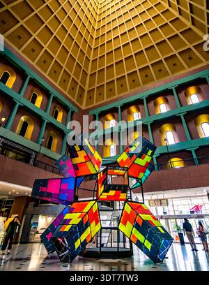 L'installation lumineuse « Prism » de l'artiste malaisien Jun ONG exposée à l'atrium du Millenia Walk à Singapour, lors du i Light Singapore 2023 Banque D'Images