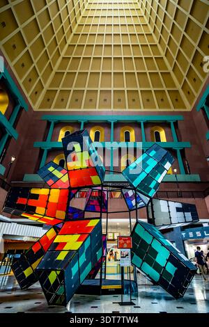 L'installation lumineuse « Prism » de l'artiste malaisien Jun ONG exposée à l'atrium du Millenia Walk à Singapour, lors du i Light Singapore 2023 Banque D'Images