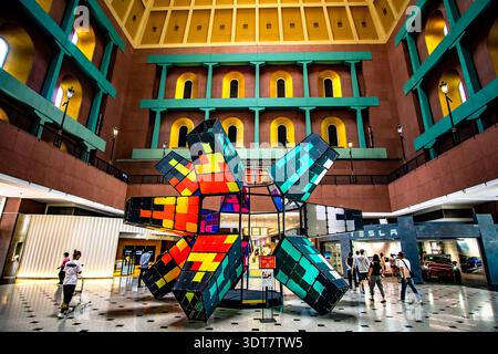 L'installation lumineuse « Prism » de l'artiste malaisien Jun ONG exposée à l'atrium du Millenia Walk à Singapour, lors du i Light Singapore 2023 Banque D'Images