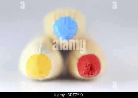Vue rapprochée de trois crayons de couleur avec des pointes jaunes, rouges et bleues Banque D'Images