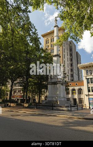 Broad Street avec monument de la guerre civile à Augusta en Géorgie Banque D'Images