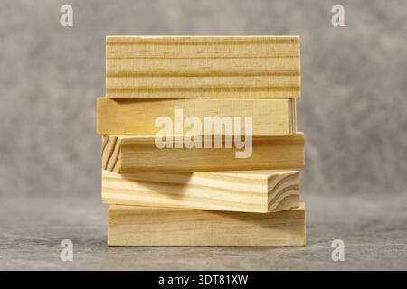 Pile de cinq blocs de bois sur le fond de pierre grise Banque D'Images