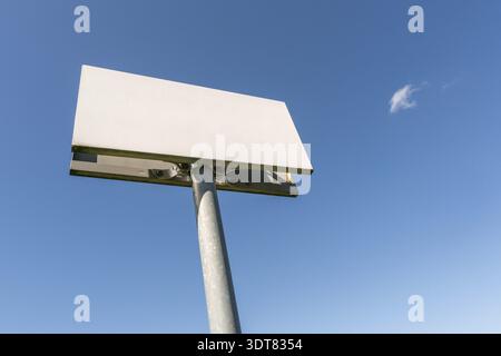 Panneau d'affichage vierge ou panneau contre ciel bleu, mettez votre propre texte ici Banque D'Images