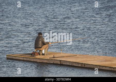 Méconnaissable vue arrière du man de la pêche sur le lac Banque D'Images