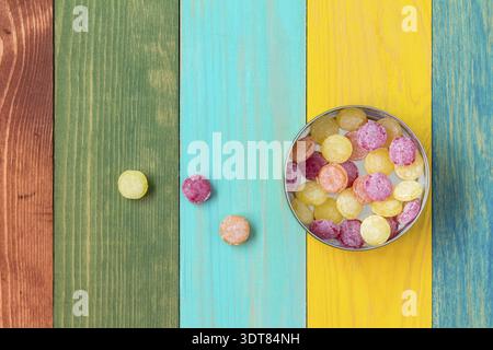 Multicolored candies in metal box, top view Banque D'Images