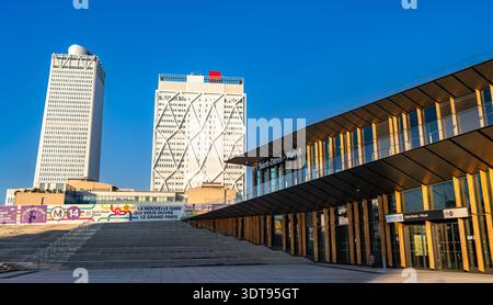 Saint Denis, France - 29 décembre 2025 : vue extérieure de la nouvelle station de métro Saint Denis Pleyel et du gratte-ciel Tour Pleyel. Le hub de transit moderne est situé près de Paris avec un accès à la ligne 14 du métro Banque D'Images