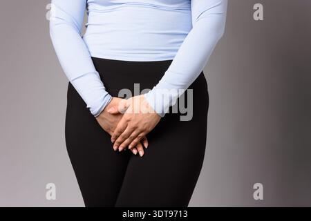Image de jeune femme ont des menstruations mal d'estomac problème de douleur grippant son estomac. La maladie abdominale du ventre chez la femme. Banque D'Images
