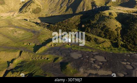 Vue aérienne d'un camping-car isolé garé parmi d'anciens travaux de carrière au lever du soleil sur Clee Hill, Shropshire, Angleterre, Royaume-Uni Banque D'Images