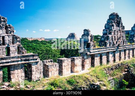La Maison des colombes (Palomar) regardant au nord-est de la Pyramide du Magicien, ville maya d'Uxmal, Yucatan, Mexique, en septembre 1998 Banque D'Images