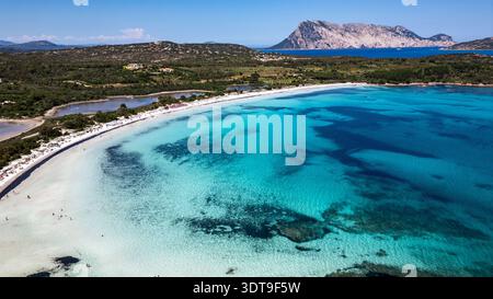 Superbe photo de drone en grand angle capturant la célèbre plage de Cala Brandinchi en Sardaigne. La photo présente une eau méditerranéenne turquoise vibrante Banque D'Images