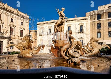 L'eau coule de la fontaine de Diana à Syracuse Ortygia Sicile. La statue montre des figures de dieux et de créatures. Les touristes visitent ce site. Banque D'Images