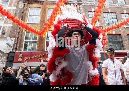 Londres, Angleterre, Royaume-Uni. 21 février 2026. Les artistes prennent part à une danse traditionnelle du lion dans Chinatown de Londres pendant les célébrations du nouvel an lunaire, où le lion mange de la laitue symbolique et des enveloppes rouges dans le rituel connu sous le nom de cai qing, représentant la collecte et la propagation de la chance, de la prospérité et des bénédictions pour l'année à venir. La performance séculaire est censée éloigner les mauvais esprits et apporter la bonne fortune aux entreprises, aux spectateurs et à la communauté au sens large. (Crédit image : © Thomas Krych/ZUMA Press Wire) USAGE ÉDITORIAL SEULEMENT ! Non destiné à UN USAGE commercial ! Banque D'Images