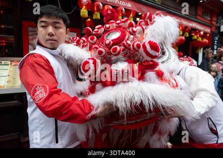 Londres, Angleterre, Royaume-Uni. 21 février 2026. Les artistes prennent part à une danse traditionnelle du lion dans Chinatown de Londres pendant les célébrations du nouvel an lunaire, où le lion mange de la laitue symbolique et des enveloppes rouges dans le rituel connu sous le nom de cai qing, représentant la collecte et la propagation de la chance, de la prospérité et des bénédictions pour l'année à venir. La performance séculaire est censée éloigner les mauvais esprits et apporter la bonne fortune aux entreprises, aux spectateurs et à la communauté au sens large. (Crédit image : © Thomas Krych/ZUMA Press Wire) USAGE ÉDITORIAL SEULEMENT ! Non destiné à UN USAGE commercial ! Banque D'Images