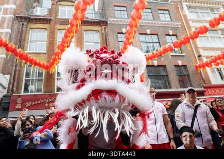Londres, Angleterre, Royaume-Uni. 21 février 2026. Les artistes prennent part à une danse traditionnelle du lion dans Chinatown de Londres pendant les célébrations du nouvel an lunaire, où le lion mange de la laitue symbolique et des enveloppes rouges dans le rituel connu sous le nom de cai qing, représentant la collecte et la propagation de la chance, de la prospérité et des bénédictions pour l'année à venir. La performance séculaire est censée éloigner les mauvais esprits et apporter la bonne fortune aux entreprises, aux spectateurs et à la communauté au sens large. (Crédit image : © Thomas Krych/ZUMA Press Wire) USAGE ÉDITORIAL SEULEMENT ! Non destiné à UN USAGE commercial ! Banque D'Images