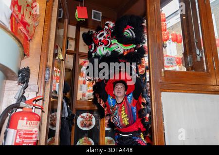 Londres, Angleterre, Royaume-Uni. 21 février 2026. Les artistes prennent part à une danse traditionnelle du lion dans Chinatown de Londres pendant les célébrations du nouvel an lunaire, où le lion mange de la laitue symbolique et des enveloppes rouges dans le rituel connu sous le nom de cai qing, représentant la collecte et la propagation de la chance, de la prospérité et des bénédictions pour l'année à venir. La performance séculaire est censée éloigner les mauvais esprits et apporter la bonne fortune aux entreprises, aux spectateurs et à la communauté au sens large. (Crédit image : © Thomas Krych/ZUMA Press Wire) USAGE ÉDITORIAL SEULEMENT ! Non destiné à UN USAGE commercial ! Banque D'Images