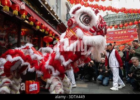 Londres, Angleterre, Royaume-Uni. 21 février 2026. Les artistes prennent part à une danse traditionnelle du lion dans Chinatown de Londres pendant les célébrations du nouvel an lunaire, où le lion mange de la laitue symbolique et des enveloppes rouges dans le rituel connu sous le nom de cai qing, représentant la collecte et la propagation de la chance, de la prospérité et des bénédictions pour l'année à venir. La performance séculaire est censée éloigner les mauvais esprits et apporter la bonne fortune aux entreprises, aux spectateurs et à la communauté au sens large. (Crédit image : © Thomas Krych/ZUMA Press Wire) USAGE ÉDITORIAL SEULEMENT ! Non destiné à UN USAGE commercial ! Banque D'Images
