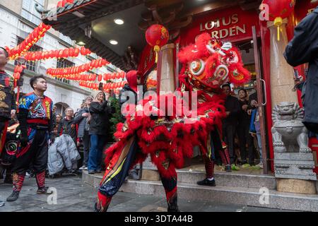 Londres, Angleterre, Royaume-Uni. 21 février 2026. Les artistes prennent part à une danse traditionnelle du lion dans Chinatown de Londres pendant les célébrations du nouvel an lunaire, où le lion mange de la laitue symbolique et des enveloppes rouges dans le rituel connu sous le nom de cai qing, représentant la collecte et la propagation de la chance, de la prospérité et des bénédictions pour l'année à venir. La performance séculaire est censée éloigner les mauvais esprits et apporter la bonne fortune aux entreprises, aux spectateurs et à la communauté au sens large. (Crédit image : © Thomas Krych/ZUMA Press Wire) USAGE ÉDITORIAL SEULEMENT ! Non destiné à UN USAGE commercial ! Banque D'Images