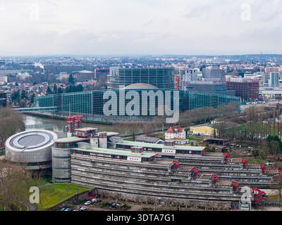 Vue aérienne du Parlement européen à Strasbourg, France, avec la Cour européenne des droits de l'homme au premier plan. Les deux institutions sont situées Banque D'Images