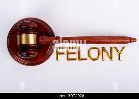 Vue en angle élevé de Gavel set et mot - FÉLONIE sur fond blanc Banque D'Images