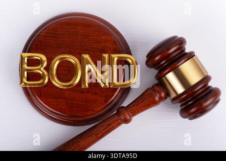 Vue en angle élevé de Gavel Set et mot - Bond sur fond blanc Banque D'Images