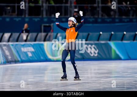 Le vainqueur Jorrit Bergsma, des pays-Bas, célèbre après avoir participé à la finale de départ en masse masculin de patinage de vitesse le jour quinze des Jeux olympiques d'hiver de Milano Cortina 2026 au stade de patinage de vitesse de Milan le 21 février 2026 à Milan, Italie. (Crédit : Henk Jan Dijks/MTB-photo/Alamy Live News) Banque D'Images