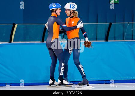 Le vainqueur Jorrit Bergsma, des pays-Bas, et Stijn Van de Bunt, des pays-Bas, célèbrent leur participation à la finale de départ en masse masculin de patinage de vitesse le jour 15 des Jeux olympiques d'hiver de Milano Cortina 2026 au stade de patinage de vitesse de Milan le 21 février 2026 à Milan, Italie. (Crédit : Henk Jan Dijks/MTB-photo/Alamy Live News) Banque D'Images