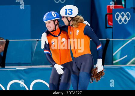 Le vainqueur Jorrit Bergsma, des pays-Bas, et Stijn Van de Bunt, des pays-Bas, célèbrent leur participation à la finale de départ en masse masculin de patinage de vitesse le jour 15 des Jeux olympiques d'hiver de Milano Cortina 2026 au stade de patinage de vitesse de Milan le 21 février 2026 à Milan, Italie. (Crédit : Henk Jan Dijks/MTB-photo/Alamy Live News) Banque D'Images