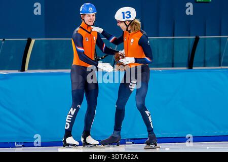 Le vainqueur Jorrit Bergsma, des pays-Bas, et Stijn Van de Bunt, des pays-Bas, célèbrent leur participation à la finale de départ en masse masculin de patinage de vitesse le jour 15 des Jeux olympiques d'hiver de Milano Cortina 2026 au stade de patinage de vitesse de Milan le 21 février 2026 à Milan, Italie. (Crédit : Henk Jan Dijks/MTB-photo/Alamy Live News) Banque D'Images