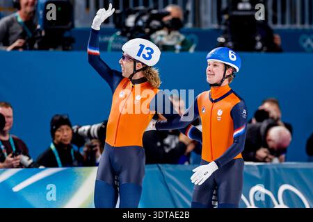 Le vainqueur Jorrit Bergsma, des pays-Bas, et Stijn Van de Bunt, des pays-Bas, célèbrent leur participation à la finale de départ en masse masculin de patinage de vitesse le jour 15 des Jeux olympiques d'hiver de Milano Cortina 2026 au stade de patinage de vitesse de Milan le 21 février 2026 à Milan, Italie. (Crédit : Henk Jan Dijks/MTB-photo/Alamy Live News) Banque D'Images