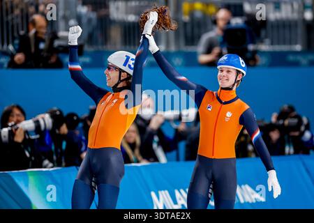 Le vainqueur Jorrit Bergsma, des pays-Bas, et Stijn Van de Bunt, des pays-Bas, célèbrent leur participation à la finale de départ en masse masculin de patinage de vitesse le jour 15 des Jeux olympiques d'hiver de Milano Cortina 2026 au stade de patinage de vitesse de Milan le 21 février 2026 à Milan, Italie. (Crédit : Henk Jan Dijks/MTB-photo/Alamy Live News) Banque D'Images