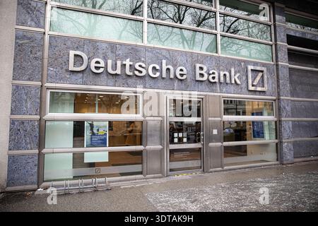 Un logo de Deutsche Bank est vu dans une succursale de Berlin, samedi 21 février 2026. La banque est confrontée à un nouvel examen minutieux suite à la publication de documents du ministère de la Justice des États-Unis détaillant sa relation d’affaires passée avec le financier Jeffrey Epstein, que le prêteur a décrite comme une « erreur manifeste ». Deutsche Bank a déclaré qu'elle avait renforcé les contrôles internes et les systèmes de conformité depuis la fin de la relation en 2018, alors que les investisseurs et les groupes d'actionnaires appelaient à davantage de transparence avant la réunion annuelle de la banque en mai (photo de Michael Kuenne/PRESSCOV/SIPA USA). Banque D'Images